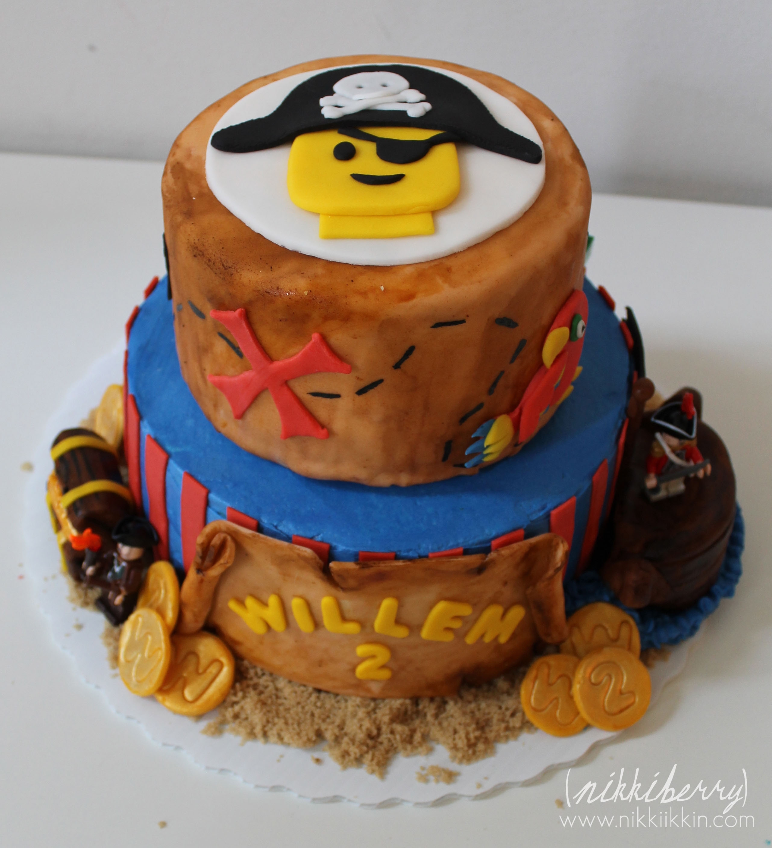 900_847032Yrtb_lego-pirate-birthday-cake (1).jpg