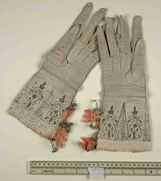 536px-The_Whole_Booke_of_Psalmes_-_Gloves_%28c194c27%29.jpg